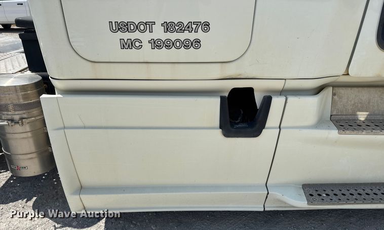 image for item FB9447 2015 Freightliner Cascadia semi truck