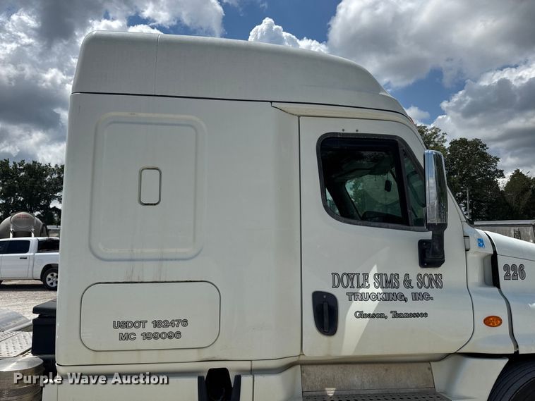 image for item FB9447 2015 Freightliner Cascadia semi truck