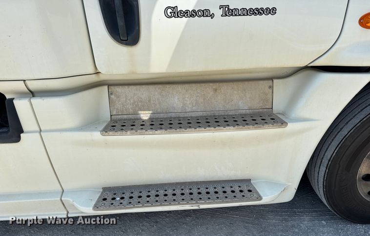 image for item FB9447 2015 Freightliner Cascadia semi truck