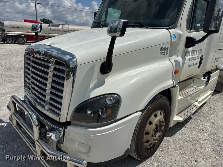 image for item FB9447 2015 Freightliner Cascadia semi truck