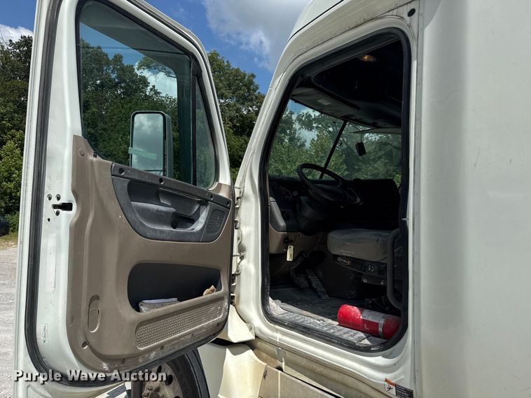 image for item FB9447 2015 Freightliner Cascadia semi truck