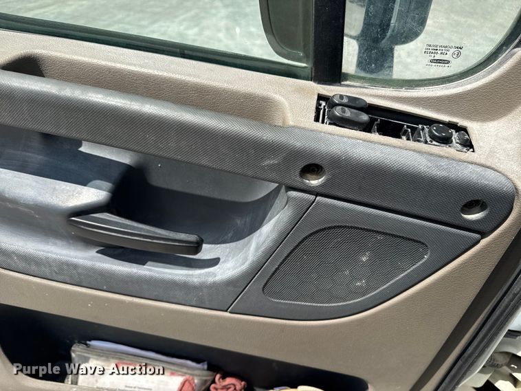 image for item FB9447 2015 Freightliner Cascadia semi truck