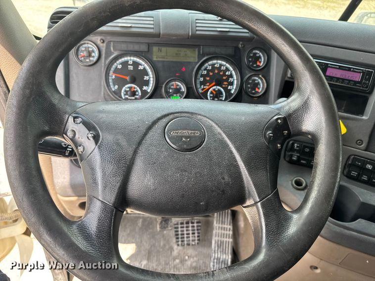 image for item FB9447 2015 Freightliner Cascadia semi truck