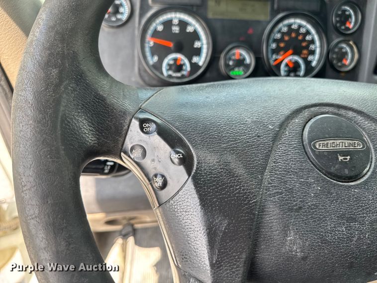 image for item FB9447 2015 Freightliner Cascadia semi truck