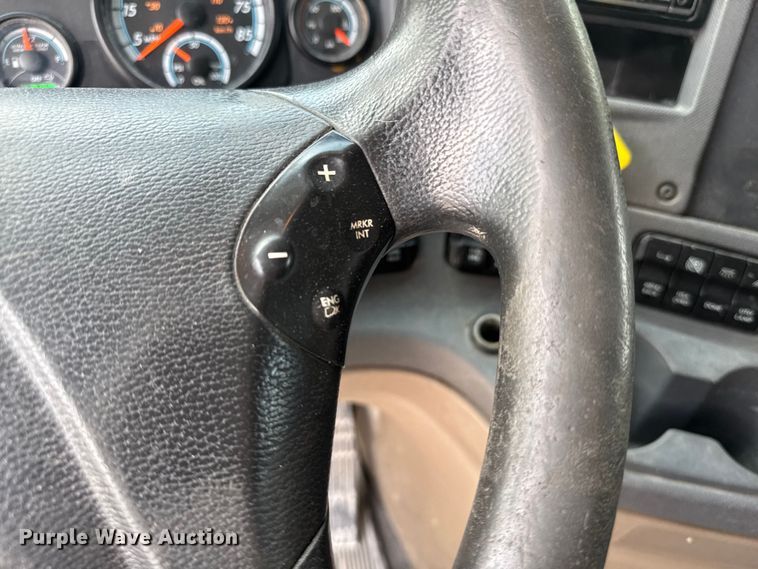 image for item FB9447 2015 Freightliner Cascadia semi truck