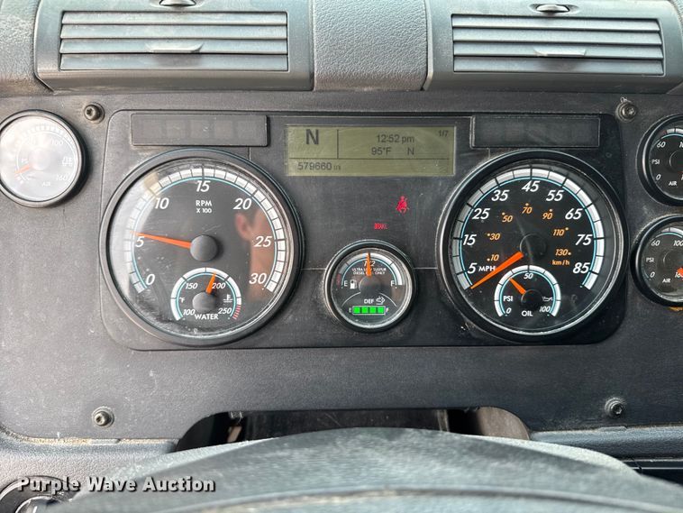 image for item FB9447 2015 Freightliner Cascadia semi truck