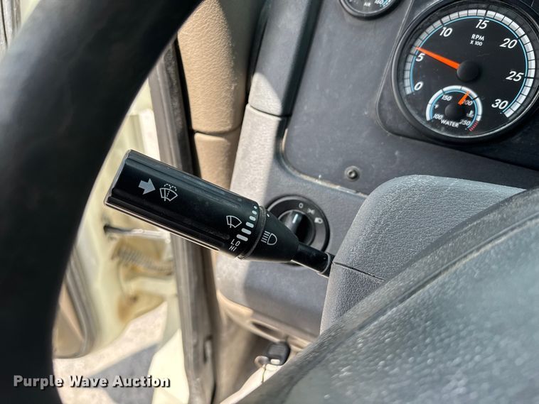 image for item FB9447 2015 Freightliner Cascadia semi truck