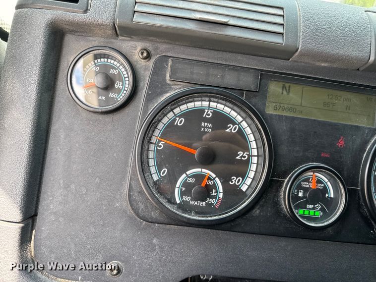 image for item FB9447 2015 Freightliner Cascadia semi truck