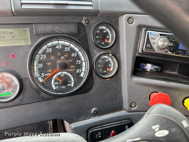 image for item FB9447 2015 Freightliner Cascadia semi truck