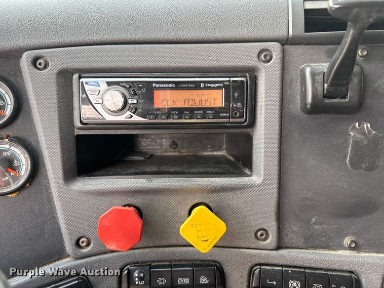 image for item FB9447 2015 Freightliner Cascadia semi truck