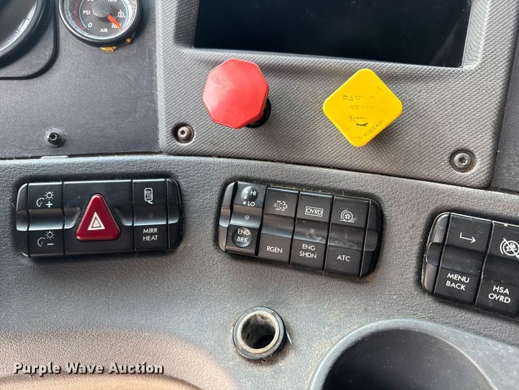 image for item FB9447 2015 Freightliner Cascadia semi truck