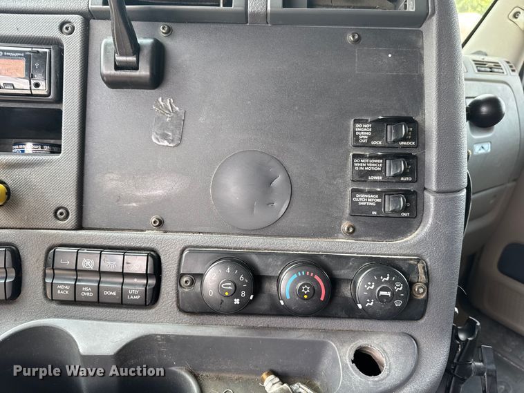 image for item FB9447 2015 Freightliner Cascadia semi truck