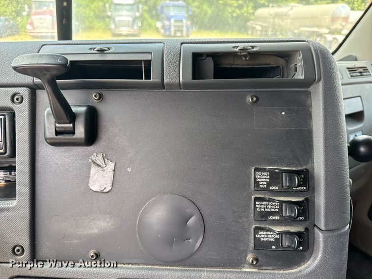 image for item FB9447 2015 Freightliner Cascadia semi truck