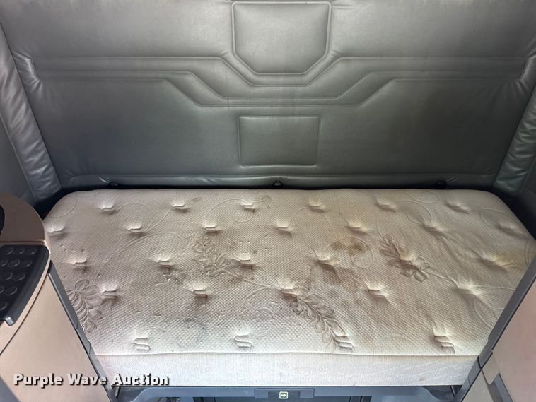 image for item FB9447 2015 Freightliner Cascadia semi truck