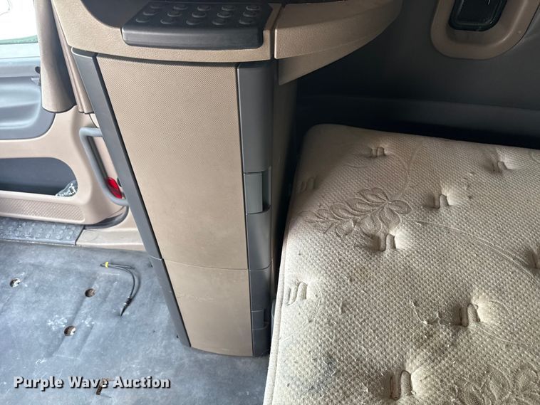 image for item FB9447 2015 Freightliner Cascadia semi truck