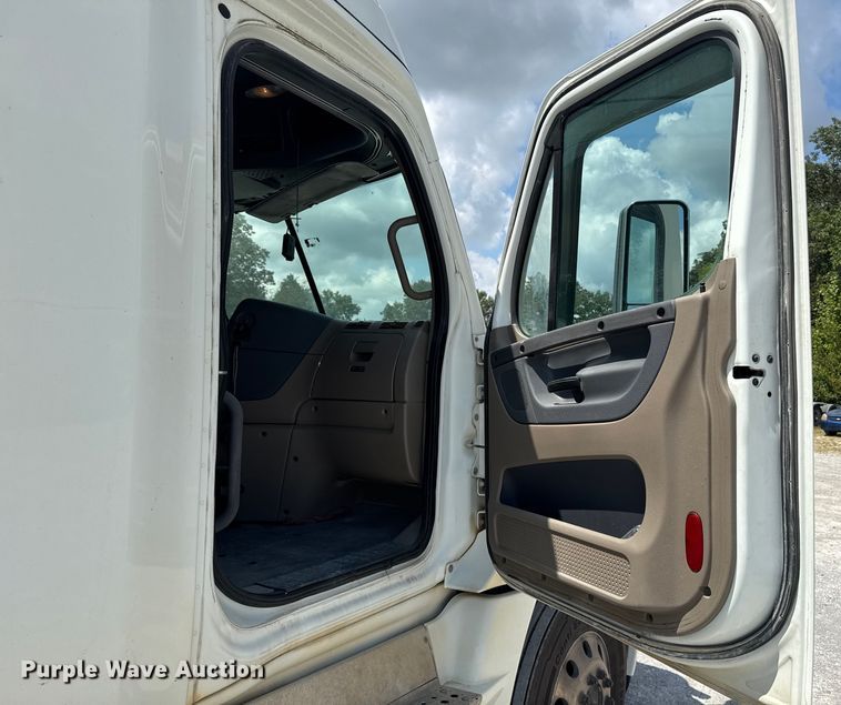 image for item FB9447 2015 Freightliner Cascadia semi truck