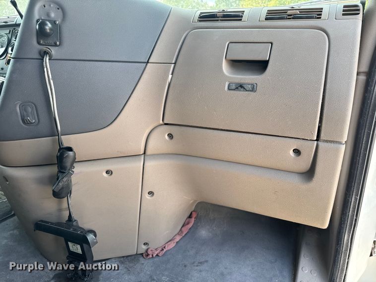 image for item FB9447 2015 Freightliner Cascadia semi truck