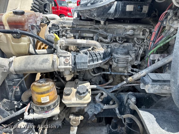 image for item FB9447 2015 Freightliner Cascadia semi truck