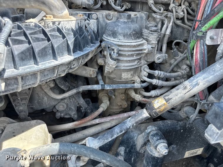 image for item FB9447 2015 Freightliner Cascadia semi truck