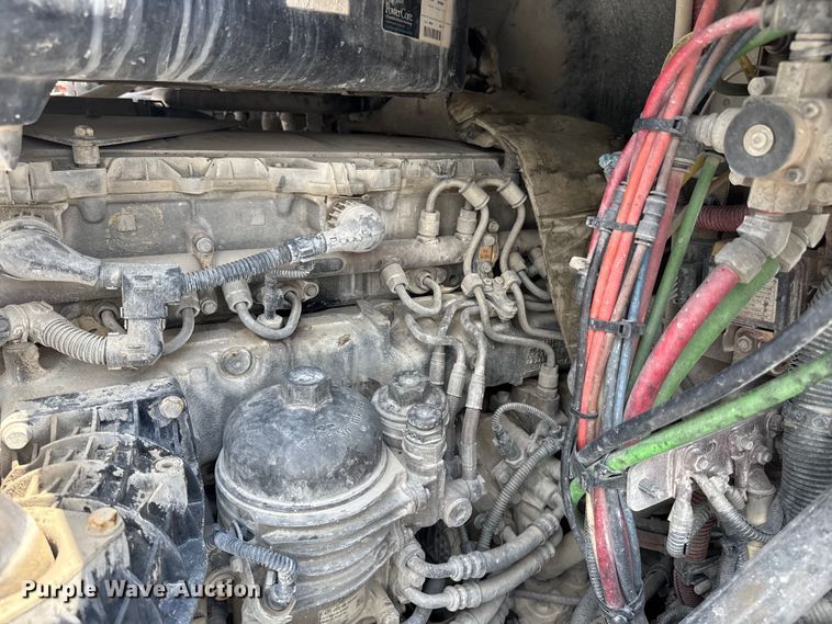 image for item FB9447 2015 Freightliner Cascadia semi truck