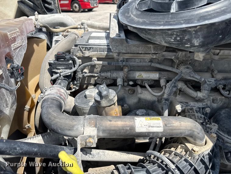 image for item FB9447 2015 Freightliner Cascadia semi truck