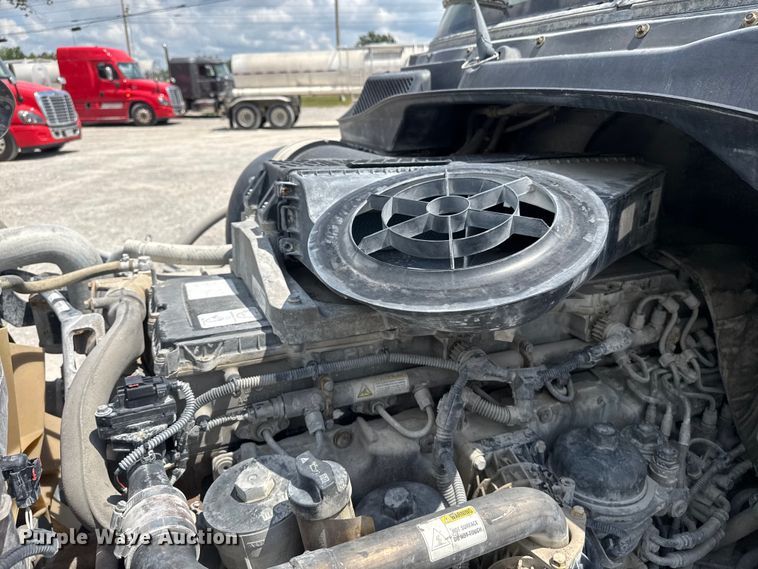 image for item FB9447 2015 Freightliner Cascadia semi truck