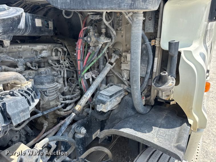 image for item FB9447 2015 Freightliner Cascadia semi truck