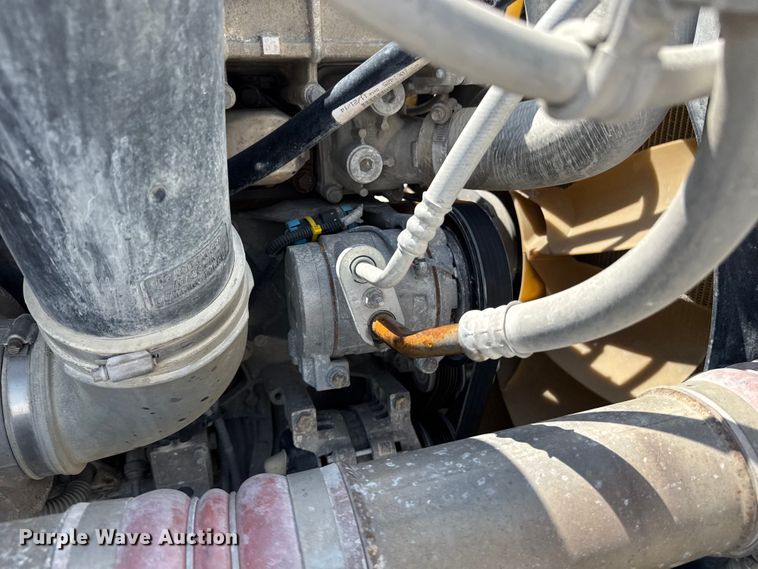 image for item FB9447 2015 Freightliner Cascadia semi truck