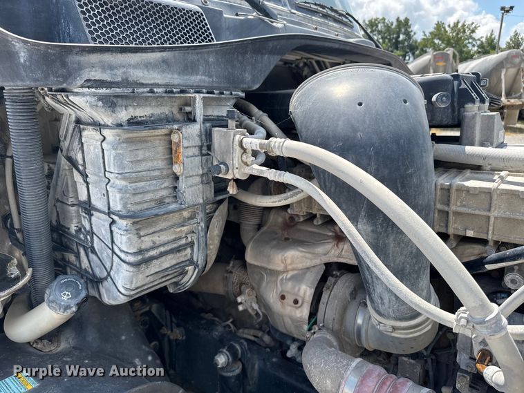 image for item FB9447 2015 Freightliner Cascadia semi truck