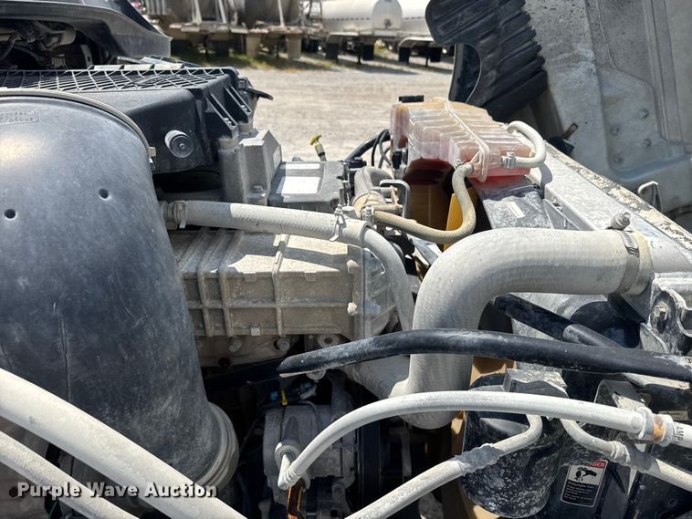 image for item FB9447 2015 Freightliner Cascadia semi truck