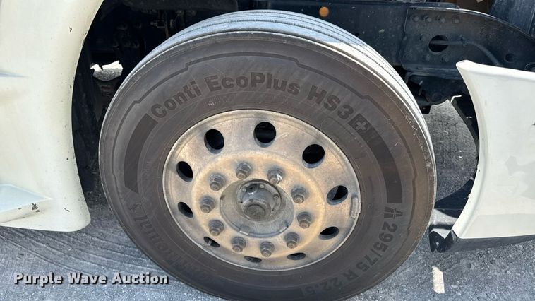 image for item FB9447 2015 Freightliner Cascadia semi truck