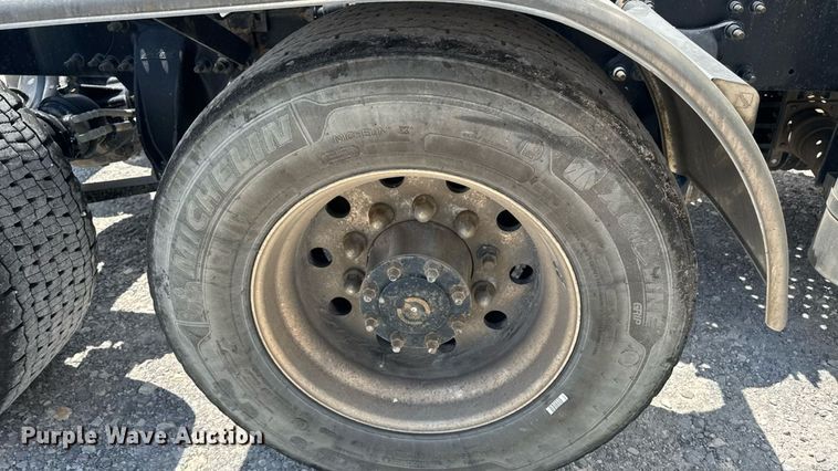 image for item FB9447 2015 Freightliner Cascadia semi truck