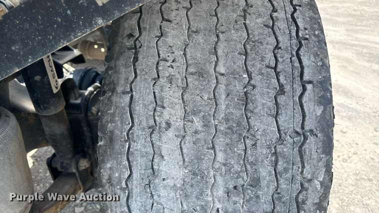 image for item FB9447 2015 Freightliner Cascadia semi truck