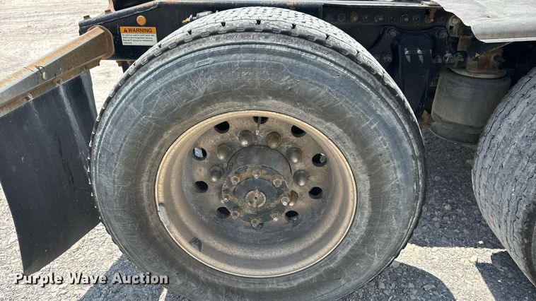 image for item FB9447 2015 Freightliner Cascadia semi truck