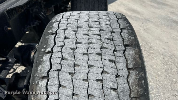 image for item FB9447 2015 Freightliner Cascadia semi truck