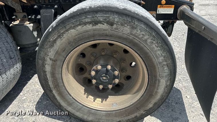 image for item FB9447 2015 Freightliner Cascadia semi truck