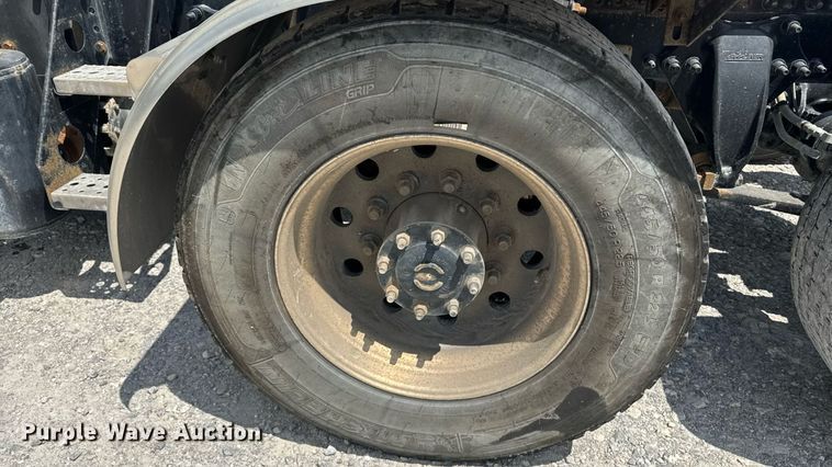 image for item FB9447 2015 Freightliner Cascadia semi truck