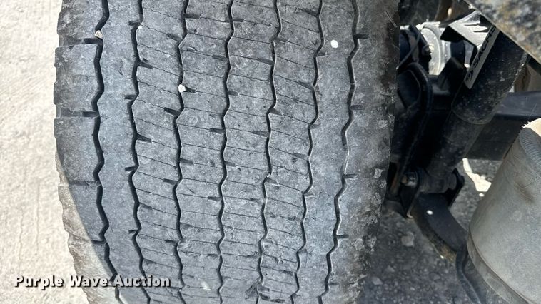 image for item FB9447 2015 Freightliner Cascadia semi truck