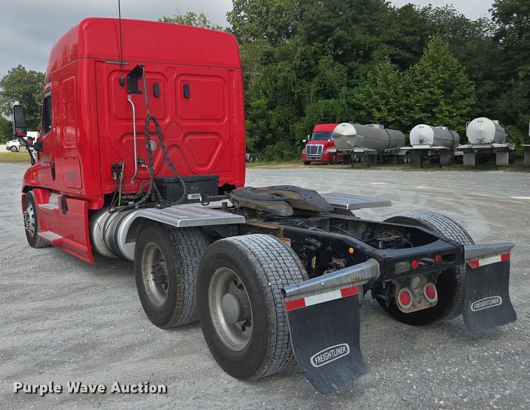 image for item FB9448 2018 Freightliner Cascadia semi truck