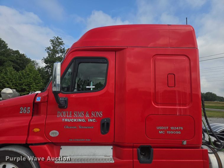 image for item FB9448 2018 Freightliner Cascadia semi truck