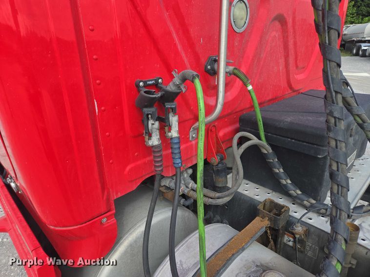 image for item FB9448 2018 Freightliner Cascadia semi truck