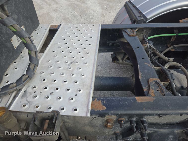 image for item FB9448 2018 Freightliner Cascadia semi truck