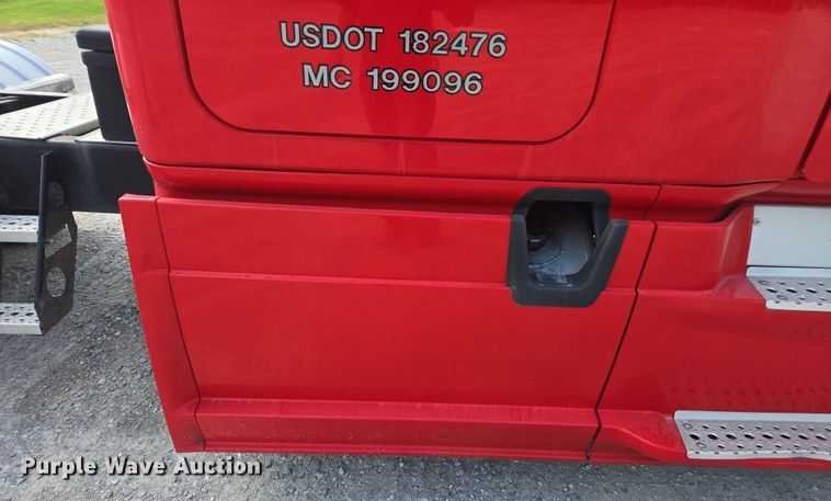 image for item FB9448 2018 Freightliner Cascadia semi truck