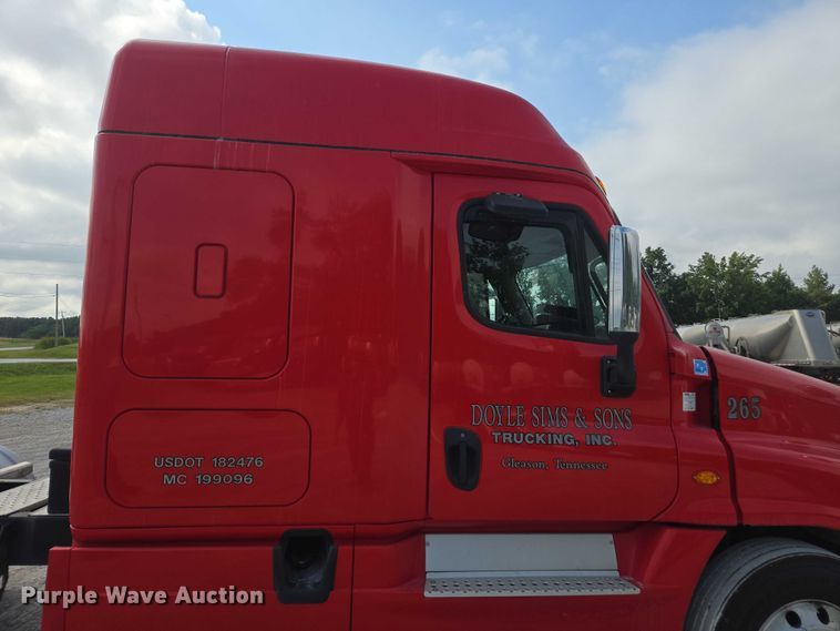 image for item FB9448 2018 Freightliner Cascadia semi truck