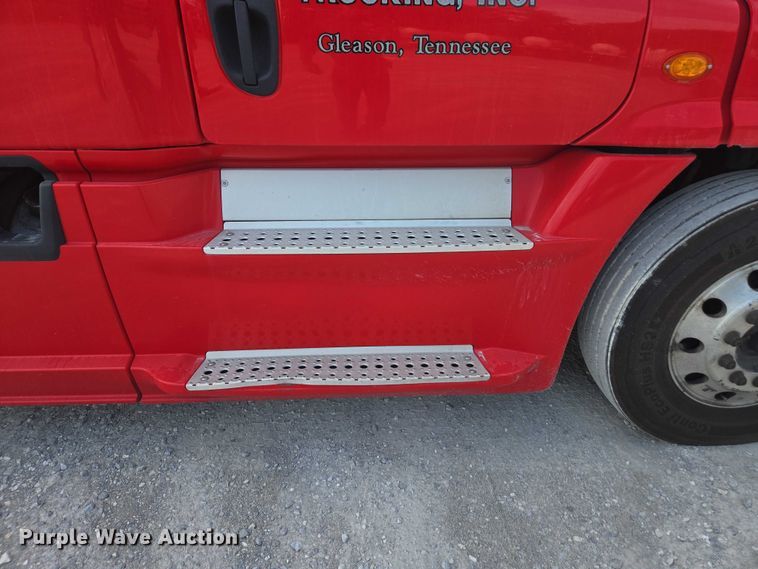 image for item FB9448 2018 Freightliner Cascadia semi truck