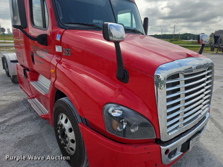 image for item FB9448 2018 Freightliner Cascadia semi truck