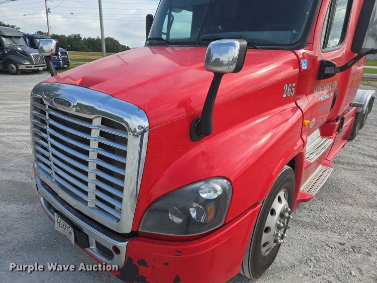 image for item FB9448 2018 Freightliner Cascadia semi truck