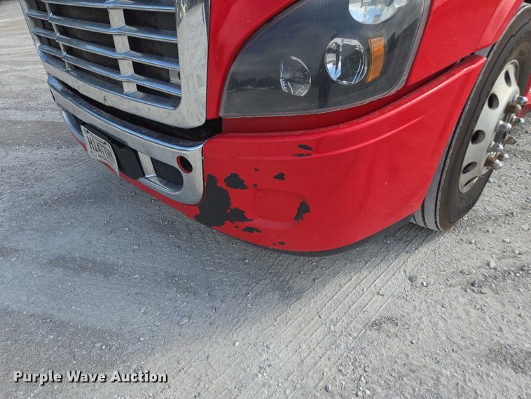 image for item FB9448 2018 Freightliner Cascadia semi truck