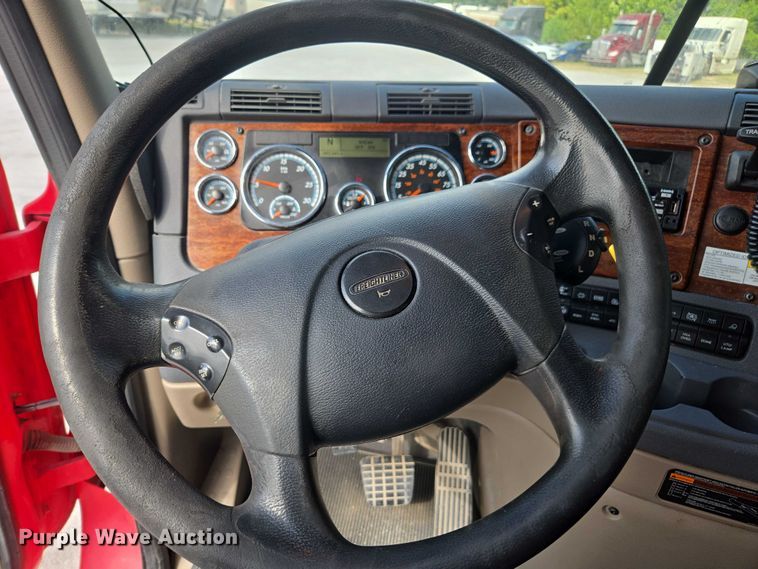 image for item FB9448 2018 Freightliner Cascadia semi truck