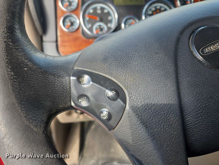 image for item FB9448 2018 Freightliner Cascadia semi truck